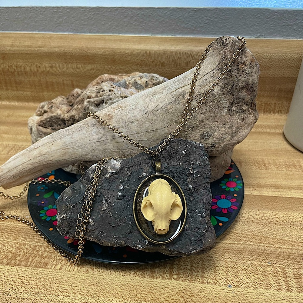 FAUX SKULL PENDANT NECKLACE